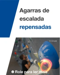 Um escalador alcança uma pegada de escalada azul em uma parede de boulder, destacada por um efeito de luz colorido em verde, amarelo e vermelho. O texto diz: "Agarras de escalada repensadas." Um escalador alcança uma pegada de escalada azul em uma parede de boulder, destacada por um efeito de luz colorido em verde, amarelo e vermelho. O texto diz: "Agarras de escalada repensadas."