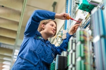 Wer wie Julia Otto als Elektronikerin bei BASF arbeiten möchte, ist bei BASF genau richtig. Für den neuen dualen Studiengang "Energietechnik" können sich interessierte Jugendliche ab sofort bewerben. Studienbeginn ist jedes Jahr der 1. September.