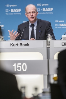 Dr. Kurt Bock, predseda predstavenstva BASF.
Foto: BASF SE, 2015
Dr. Kurt Bock, Chairman of the Board of Executive Directors.
Photo: BASF SE, 2015,Dr. Kurt Bock, Vorstandsvorsitzender.
Foto: BASF SE, 2015
Dr. Kurt Bock, Chairman of the Board of Executive Directors.
Photo: BASF SE, 2015 Dr. Kurt Bock, predseda predstavenstva BASF.
Foto: BASF SE, 2015
Dr. Kurt Bock, Chairman of the Board of Executive Directors.
Photo: BASF SE, 2015,Dr. Kurt Bock, Vorstandsvorsitzender.
Foto: BASF SE, 2015
Dr. Kurt Bock, Chairman of the Board of Executive Directors.
Photo: BASF SE, 2015