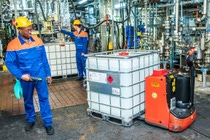 Mitarbeiterinnen und Mitarbeiter der BASF Sokalan&Uvinul-Fabrik bei der Abfüllung von Hand-Desinfektionsmittel in Gebinde.