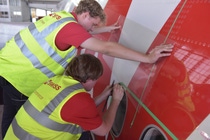 Anbringung des Riblet-Films am Flugzeug. (© SWISS International Air Lines – Fotograf: Reto Hoffmann)

Application of the riblet film on an aircraft. (© SWISS International Air Lines – Fotograf: Reto Hoffmann)
