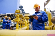 Industriemeister Avni Türkseven, tätig im Projektmanagement Digitalisierung im Steamcracker in Ludwigshafen, erhält per QR-Code und Tablet Zugriff auf digitale Informationen zu bestimmten Apparaten in der Anlage. Unter dem Themenschwerpunkt „Smart Manufacturing“ („Intelligente Produktion“) lotet BASF Möglichkeiten für eine stärkere Nutzung von digitalen Technologien in ihren Anlagen aus, mit dem Ziel, die Produktion effizienter und noch sicherer zu machen. Industriemeister Avni Türkseven, tätig im Projektmanagement Digitalisierung im Steamcracker in Ludwigshafen, erhält per QR-Code und Tablet Zugriff auf digitale Informationen zu bestimmten Apparaten in der Anlage. Unter dem Themenschwerpunkt „Smart Manufacturing“ („Intelligente Produktion“) lotet BASF Möglichkeiten für eine stärkere Nutzung von digitalen Technologien in ihren Anlagen aus, mit dem Ziel, die Produktion effizienter und noch sicherer zu machen.