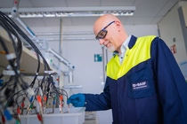 Patrick Keil führt eine elektrochemische Messung an Prüfblechen durch. Patrick Keil führt eine elektrochemische Messung an Prüfblechen durch.