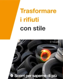Una gran quantità di pneumatici per auto è accatastata in una pila. Un vortice luminoso si appoggia sulle gomme. Il testo recita “Trasformiamo i rifiuti in stile”. Una gran quantità di pneumatici per auto è accatastata in una pila. Un vortice luminoso si appoggia sulle gomme. Il testo recita “Trasformiamo i rifiuti in stile”.