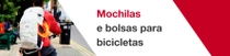 Um homem de jaqueta vermelha anda de bicicleta em uma rua da cidade, com uma mochila branca com os logotipos Vaude e BASF, com um efeito de luz laranja na mochila. O texto diz: "Mochilas e bolsas para bicicletas." Um homem de jaqueta vermelha anda de bicicleta em uma rua da cidade, com uma mochila branca com os logotipos Vaude e BASF, com um efeito de luz laranja na mochila. O texto diz: "Mochilas e bolsas para bicicletas."
