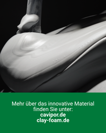 Nahaufnahme einer hellgrauen, pastösen Materialmasse während eines industriellen Produktions- oder Mischprozesses. Nahaufnahme einer hellgrauen, pastösen Materialmasse während eines industriellen Produktions- oder Mischprozesses.