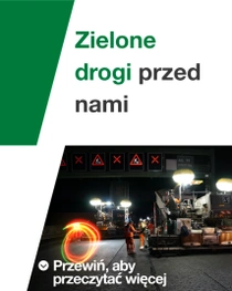 Budowa drogi w nocy z udziałem pracowników i maszyn. Nad sceną unosi się świetlny wir. Tekst brzmi: „Przed nami bardziej ekologiczne drogi”.