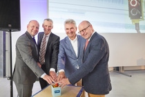 Dirk Bremm (Leiter des Unternehmensbereichs Coatings von BASF), Jörg Lenz (Leiter der Geschäftseinheit Beyond Paint bei BASF), Professor Dr. Andreas Pinkwart (Minister für Wirtschaft, Innovation, Digitalisierung und Energie des Landes Nordrhein-Westfalen) und Markus Lewe (Oberbürgermeister der Stadt Münster) nahmen die neue Anlage zur Funktionalisierung von Folien in Betrieb. Dirk Bremm (Leiter des Unternehmensbereichs Coatings von BASF), Jörg Lenz (Leiter der Geschäftseinheit Beyond Paint bei BASF), Professor Dr. Andreas Pinkwart (Minister für Wirtschaft, Innovation, Digitalisierung und Energie des Landes Nordrhein-Westfalen) und Markus Lewe (Oberbürgermeister der Stadt Münster) nahmen die neue Anlage zur Funktionalisierung von Folien in Betrieb.