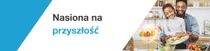 Mężczyzna i dziecko stoją w kuchni i razem przygotowują świeże warzywa. Nad blatem unosi się świetlny wir. Tekst brzmi: „Nasiona przyszłości”. Mężczyzna i dziecko stoją w kuchni i razem przygotowują świeże warzywa. Nad blatem unosi się świetlny wir. Tekst brzmi: „Nasiona przyszłości”.