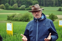 «Mit praxisnahen Feldtagen möchten wir Landwirte über Neuheiten und Trends im modernen Pflanzenbau informieren. Der direkte persönliche Kontakt zu den Landwirten ist uns dabei besonders wichtig. Denn so können wir sie individuell beraten und ihnen massgeschneiderte Problemlösungen anbieten», sagt Dr. Uwe Kasten, Landesleiter Pflanzenschutz Schweiz.