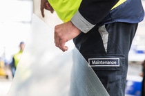 Die Natur als Vorbild: Die Oberflächenstruktur imitiert die Eigenschaften von Haifischhaut. (Foto: Sonja Brüggemann, Lufthansa Technik AG) Die Natur als Vorbild: Die Oberflächenstruktur imitiert die Eigenschaften von Haifischhaut. (Foto: Sonja Brüggemann, Lufthansa Technik AG)