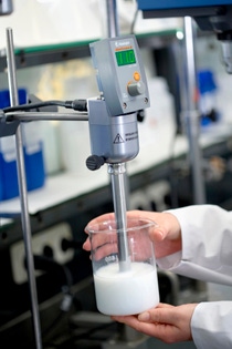 Claudia May, Mitarbeiterin im BASF-Kosmetiklabor, am Homogenisator: Das Gerät rührt mit hoher Geschwindigkeit verschiedene kosmetische Inhaltsstoffe zusammen, so entsteht am Ende der einzelnen Formulierungsschritte die fertige Gesichtscreme. Abdruck honorarfrei. Copyright by BASF.BASF Cosmetics Lab employee Claudia May at the homogenizer. The device stirs a number of cosmetic ingredients together at high speed during the various formulation stages that go into creating a finished skin care product.Print free of charge. Copyright by BASF.