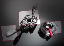 Der französische Automobilzulieferer Valeo hat jetzt ein Lenkstockschalter-Modul entwickelt, dessen Gehäuse und Hebel aus den technischen Kunststoffen Ultramid® SI (PA: Polyamid) und Ultradur® (PBT: Polybutylenterephthalat) der BASF bestehen. Es ist rund 20 Prozent leichter als das Vorgängermodell und profitiert von der ausgezeichneten Oberflächenqualität, der guten UV-Beständigkeit und der exzellenten Mechanik der BASF-Materialien. Eingesetzt wird das Modul in Fahrzeugen der BMW 3er bis BMW 7er Baureihe mit Hinterradantrieb.The French automotive supplier Valeo has now developed a top column module whose housing and levers are made of BASF’s engineering plastics Ultramid® SI (PA: polyamide) and Ultradur® (PBT: polybutylene terephthalate). It is around 20 percent lighter than the previous model and benefits from the outstanding surface finish, the good UV resistance and the excellent mechanics of the BASF materials. The top column module is used in vehicles with rear-wheel drive for the BMW 3 to 7 series.