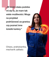 Pracownica BASF z Niemiec w pomarańczowo-niebieskim kombinezonie stoi na czerwonym tle, a przy jej ramieniu unosi się świetlny wir. Tekst brzmi: „W moim stażu podoba mi się to, że mam tak wiele możliwości. Mogę na przykład podróżować za granicę czy poznać inne ścieżki kariery.”