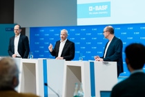 Jahrespressekonferenz - Berichterstattung für das Gesamtjahr 2025, Dr. Dirk Elvermann, Finanzvorstand (links), Dr. Markus Kamieth, Vorstandsvorsitzender (Mitte). 
Foto: BASF SE