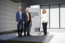 Carles Navarro (Geschäftsführer BASF Española S.L.), Lars Küllenberg (Werkleiter Marchamalo, Guadalajara) und Uta Holzenkamp (Leiterin des Unternehmensbereichs Coatings der BASF eröffneten das Technology Competence Center. Carles Navarro (Geschäftsführer BASF Española S.L.), Lars Küllenberg (Werkleiter Marchamalo, Guadalajara) und Uta Holzenkamp (Leiterin des Unternehmensbereichs Coatings der BASF eröffneten das Technology Competence Center.