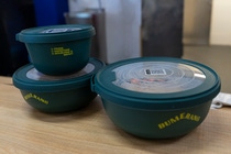 Fiambreras reutilizables en la cantina del centro de producción de BASF en Tarragona. Colaboración en la cantina de BASF en Tarragona con Serunion y Bumerang en favor de la economía circular