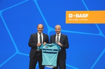 At the Annual Shareholders’ Meeting at the Rosengarten Congress Center in Mannheim, Germany, outgoing Chairman Dr. Martin Brudermüller presented his successor Dr. Markus Kamieth with a cycling jersey printed with the BASF logo. At the Annual Shareholders’ Meeting at the Rosengarten Congress Center in Mannheim, Germany, outgoing Chairman Dr. Martin Brudermüller presented his successor Dr. Markus Kamieth with a cycling jersey printed with the BASF logo.
