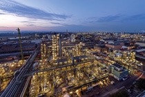 Mit 10 Quadratkilometern Werksgelände im Herzen Europas ist der Verbundstandort Ludwigshafen das größte zusammenhängende Chemieareal der Welt. Ein dichtes Netzwerk von rund 200 Produktionsanlagen bietet besonders gute Voraussetzungen für das Herstellen komplexer und hochveredelter Produkte. Als Technologieplattform und Kompetenzzentrum für die BASF Gruppe ist der Standort eine wichtige Quelle für Innovationen bei Produkten, Methoden und Verfahren. Mit 10 Quadratkilometern Werksgelände im Herzen Europas ist der Verbundstandort Ludwigshafen das größte zusammenhängende Chemieareal der Welt. Ein dichtes Netzwerk von rund 200 Produktionsanlagen bietet besonders gute Voraussetzungen für das Herstellen komplexer und hochveredelter Produkte. Als Technologieplattform und Kompetenzzentrum für die BASF Gruppe ist der Standort eine wichtige Quelle für Innovationen bei Produkten, Methoden und Verfahren.