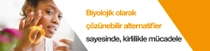 Bir kadın yüzüne biyolojik olarak çözünebilir bir ürün uyguluyor. Metinde şunlar yazıyor: “Biyolojik olarak çözünebilir alternatiflerle kirlilik ile mücadele.” 
