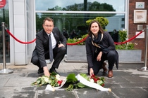 Michael Heinz und Monika Kleinschnitger verlegten die Stolperschwelle vor dem Besucherzentrum symbolisch.