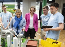 Beim Besuch der Bildungsministerin des Landes Rheinland-Pfalz, Dr. Stefanie Hubig (2.v.l.), bei der BASF in Ludwigshafen, erklärten die BASF-Auszubildenden Elektriker für Betriebstechnik, Nils Waldmann, Kevin Gankin und Maximilian Kaifer (von links in hellblauen Shirts), der Ministerin und BASF-Vorstandsmitglied und Standortleiterin Dr. Katja Scharpwinkel (Mitte), die neue Station für Berufsorientierung, die sie selbst konzipiert und gebaut haben. Beim Besuch der Bildungsministerin des Landes Rheinland-Pfalz, Dr. Stefanie Hubig (2.v.l.), bei der BASF in Ludwigshafen, erklärten die BASF-Auszubildenden Elektriker für Betriebstechnik, Nils Waldmann, Kevin Gankin und Maximilian Kaifer (von links in hellblauen Shirts), der Ministerin und BASF-Vorstandsmitglied und Standortleiterin Dr. Katja Scharpwinkel (Mitte), die neue Station für Berufsorientierung, die sie selbst konzipiert und gebaut haben.