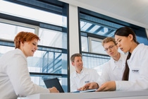 Vielfältig zusammengesetzte Teams sorgen für kreative Ideen und innovative Lösungen – als forschungsgetriebenes Unternehmen weiß BASF um den Wert. Vielfältig zusammengesetzte Teams sorgen für kreative Ideen und innovative Lösungen – als forschungsgetriebenes Unternehmen weiß BASF um den Wert.