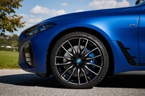 The matt clearcoat of the new BMW i4 M50 in Frozen Portimao Blue was produced without fossil raw materials and is based on organic waste. (Photo: BMW Group)