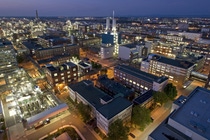 Das Herz der BASF-Gruppe ist die BASF SE mit ihrem Stammwerk in Ludwigshafen am Rhein. Mit etwa 250 Produktionsbetrieben, vielen hundert Labors, Technika, Werkstätten und Büros ist es der größte zusammenhängende Chemiekomplex der Welt.