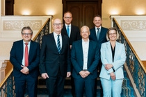 Erste Reihe von links: Helmut Winterling (BASF), Dietmar Woidke (Ministerpräsident Brandenburg), Markus Kamieth (BASF), Scharpwinkel (BASF); oben: Christian Menzel (Staatskanzlei Brandenburg), Jürgen Fuchs (BASF).
Foto: BASF - Andreas Henn Erste Reihe von links: Helmut Winterling (BASF), Dietmar Woidke (Ministerpräsident Brandenburg), Markus Kamieth (BASF), Scharpwinkel (BASF); oben: Christian Menzel (Staatskanzlei Brandenburg), Jürgen Fuchs (BASF).
Foto: BASF - Andreas Henn
