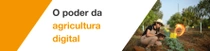 Uma agricultora, vestindo macacão e chapéu, segura um tablet e examina plantas em um campo em um dia ensolarado. No lado esquerdo da imagem, há um texto que diz: “O poder da agricultura digital”.