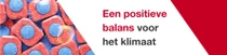 Rode en blauwe vaatwastabletten. Een lichtwerveling zweeft over de tabletten. De tekst op de afbeelding luidt: “Een positieve balans voor het klimaat.”