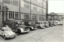 Juni 1975: Der Fuhrpark umfasst unter anderem ein Schaumlöschfahrzeug (2.v.l.) und eine Drehleiter  Juni 1975: Der Fuhrpark umfasst unter anderem ein Schaumlöschfahrzeug (2.v.l.) und eine Drehleiter