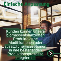 Person sitzt entspannt in einem modernen Büro und lehnt sich mit verschränkten Armen zurück, im Vordergrund ein Schreibtisch.
