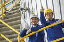 Mitarbeiter des Wasserbehandlungs- und Papierchemikalienwerks (Geschäftsführer Mingwei Qin, Mitarbeiter Miaomiao Jiao und Projektleiter Justin Brightmore) bei einem Anlagenrundgang mit Zeming Wang und seinem Vertriebskollegen Michael Wang von SINOPEC Yangzi Petrochemical Co. Ltd.