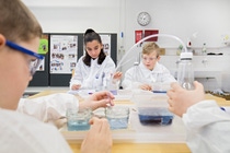 Ausprobieren und Selbermachen: Schüler experimentieren im Forscherraum der Primarschule Ettingen.