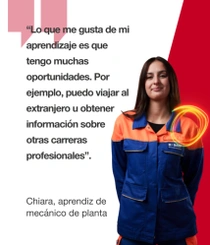 Empleada de BASF de Alemania con un mono de trabajo naranja y azul de pie con un fondo rojo, una espiral de luz alrededor de su hombro.  En el texto pone: "Lo que me gusta de mi aprendizaje es que tengo muchas oportunidades. Por ejemplo, puedo viajar al extranjero u obtener información sobre otras carreras profesionales." 