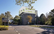 BASF verknüpft Kompetenzen aus Design, Trendforschung und Simulation im Kunststoffbereich noch stärker und verbessert so das globale Angebot für gemeinsame Innovationen mit Kunden aus Branchen wie zum Beispiel Automobil, Konsumgüter und Bau. Um diese Services am Standort Ludwigshafen zusammenzuführen, erweitert BASF einen ehemaligen Luftschutzbunker außerhalb des Werksgeländes um einen modernen Kubus-Aufsatz (Karl-Müller-Straße gegenüber Tor 2). Bei dieser Darstellung handelt es sich um einen vorläufigen Entwurf des neuen Gebäudes.
BASF will combine its competencies in design, trend research and simulation in the plastics division to improve its global offering for joint innovations with customers from industries, such as automotive, consumer goods and construction. In order to cluster the functions at the Ludwigshafen site BASF will rebuild a former bomb shelter outside of the site and bring in modern architectural elements. The image shows a preliminary draft of the new building. BASF verknüpft Kompetenzen aus Design, Trendforschung und Simulation im Kunststoffbereich noch stärker und verbessert so das globale Angebot für gemeinsame Innovationen mit Kunden aus Branchen wie zum Beispiel Automobil, Konsumgüter und Bau. Um diese Services am Standort Ludwigshafen zusammenzuführen, erweitert BASF einen ehemaligen Luftschutzbunker außerhalb des Werksgeländes um einen modernen Kubus-Aufsatz (Karl-Müller-Straße gegenüber Tor 2). Bei dieser Darstellung handelt es sich um einen vorläufigen Entwurf des neuen Gebäudes.
BASF will combine its competencies in design, trend research and simulation in the plastics division to improve its global offering for joint innovations with customers from industries, such as automotive, consumer goods and construction. In order to cluster the functions at the Ludwigshafen site BASF will rebuild a former bomb shelter outside of the site and bring in modern architectural elements. The image shows a preliminary draft of the new building.