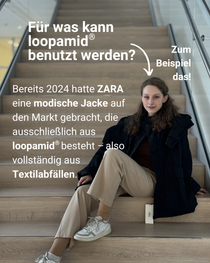 Eine Frau sitzt auf einer Treppe und ein Pfeil zeigt auf die Jacke die sie an hat, das ein Beispiel für ein Produkt aus recycelten Textilabfällen ist.