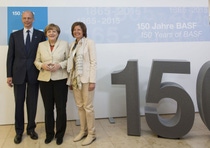 Der BASF-Vorstandsvorsitzende Dr. Kurt Bock und Malu Dreyer, die Ministerpräsidentin des Landes Rheinland-Pfalz (links), begrüßen Bundeskanzlerin Dr. Angela Merkel zur Feier anlässlich des 150. Jubiläums des Unternehmens. 

Dr. Kurt Bock, Chairman of the Board of Executive Directors of BASF SE, and Malu Dreyer, Minister-President of Rhineland-Palatinate (left), welcomes the Chancellor of the Federal Republic of Germany, Dr. Angela Merkel, to BASF’s 150th Anniversary Event. 
