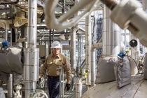 Techniker Tim Pape bei einem Sicherheitsrundgang durch die Methylamin-Anlage. Die Anlage ist die jüngste am BASF Verbundstandort Geismar, Louisiana, und nahm 2012 die Produktion auf. Methylamin wird für die Produktion von Pflanzenschutzmitteln, Kosmetika, Reinigungsmitteln, Pharmazeutika, Textilfasern, Lösungsmitteln und Futtermittelzusatzstoffen verwendet.