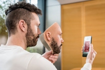 Die Lösung von trinamiX erkennt Haut und kann so zuverlässig zwischen einer lebensechten Silikonmaske und dem tatsächlichen Nutzer unterscheiden. Die Lösung von trinamiX erkennt Haut und kann so zuverlässig zwischen einer lebensechten Silikonmaske und dem tatsächlichen Nutzer unterscheiden.