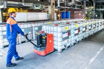 Eine fertig abgefüllte Charge von Hand-Desinfektionsmittel aus der Sokalan&Uvinul-Fabrik der BASF ist fertig zum Versand.