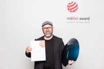 BASF EMEA Otomotiv Renk Tasarımı Bölüm Başkanı Mark Gutjahr, pasif sıcaklık yönetimi teknolojisinde ön plana çıkan “BLUE NODE” isimli otomotiv rengini tanıtıyor.