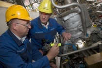 BASF erhöht die Produktionskapazität für Alkylethanolamine am Verbundstandort Ludwigshafen um 20 Prozent. Alkylethanolamine bewähren sich vor allem in der Wasserbehandlung und der Gaswäsche. Als einer der weltweit bedeutendsten Amine-Produzenten fertigt die BASF nach modernsten Herstellverfahren. Mehr und mehr nutzt das Unternehmen daher die Chancen der Digitalisierung. Ein Beispiel ist der Einsatz von „Predictive Maintenance“, zu Deutsch „vorausschauende Instandhaltung“. Dabei erfassen Sensoren die Live-Daten bestimmter Prozessgrößen, spezielle Analysewerkzeuge setzen diese Daten dann mit normalen Betriebszuständen in Bezug. So lässt sich Wartungsbedarf frühzeitig erkennen, Wartungsaktivitäten können besser geplant werden. Durch die Vermeidung unerwarteter Stillstände erhöht das Unternehmen die Zuverlässigkeit seiner Anlagen. Auf unserem Foto überprüfen zwei BASF-Mitarbeiter in einer Amine-Produktionsanlage einen Sensor an einer Pumpe. BASF erhöht die Produktionskapazität für Alkylethanolamine am Verbundstandort Ludwigshafen um 20 Prozent. Alkylethanolamine bewähren sich vor allem in der Wasserbehandlung und der Gaswäsche. Als einer der weltweit bedeutendsten Amine-Produzenten fertigt die BASF nach modernsten Herstellverfahren. Mehr und mehr nutzt das Unternehmen daher die Chancen der Digitalisierung. Ein Beispiel ist der Einsatz von „Predictive Maintenance“, zu Deutsch „vorausschauende Instandhaltung“. Dabei erfassen Sensoren die Live-Daten bestimmter Prozessgrößen, spezielle Analysewerkzeuge setzen diese Daten dann mit normalen Betriebszuständen in Bezug. So lässt sich Wartungsbedarf frühzeitig erkennen, Wartungsaktivitäten können besser geplant werden. Durch die Vermeidung unerwarteter Stillstände erhöht das Unternehmen die Zuverlässigkeit seiner Anlagen. Auf unserem Foto überprüfen zwei BASF-Mitarbeiter in einer Amine-Produktionsanlage einen Sensor an einer Pumpe.