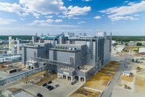 Mit der Anlage für Kathodenmaterialien in Schwarzheide produziert BASF nun in allen drei Hauptmärkten weltweit: Europa, Asien und Nordamerika. Sie ist die erste Produktionsanlage für leistungsstarke Kathodenmaterialien in Deutschland und die erste vollautomatische Großanlage zur Herstellung von Kathodenmaterialien in Europa. Mit der Anlage für Kathodenmaterialien in Schwarzheide produziert BASF nun in allen drei Hauptmärkten weltweit: Europa, Asien und Nordamerika. Sie ist die erste Produktionsanlage für leistungsstarke Kathodenmaterialien in Deutschland und die erste vollautomatische Großanlage zur Herstellung von Kathodenmaterialien in Europa.