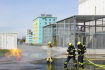 Als anerkannte Werkfeuerwehr verfügen die Einsatzkräfte über modernstes Gerät, das genau auf die Belange des BASF-Standortes abgestimmt ist. Bei regelmäßigen Übungen werden Brände und Ereignisse simuliert und trainiert Als anerkannte Werkfeuerwehr verfügen die Einsatzkräfte über modernstes Gerät, das genau auf die Belange des BASF-Standortes abgestimmt ist. Bei regelmäßigen Übungen werden Brände und Ereignisse simuliert und trainiert