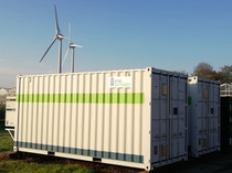 JenaBatteries und BASF kooperieren bei der Herstellung eines Elektrolyten für eine Batterietechnologie, die sich speziell zur stationären Speicherung von Strom aus regenerativen Energiequellen sowie zur Stabilisierung klassischer Übertragungsnetze eignet. JenaBatteries, die diese Technologie auf Basis einer sogenannten Redox-Flow-Batterie (RFB) mit organischen Materialien entwickelt hat, verfügt damit über die weltweit erste kommerziell verfügbare Technologie dieser Art. Im Rahmen der Zusammenarbeit liefert BASF einen der beiden Elektrolyte, der auf einem Amin basiert das das Unternehmen großtechnisch herstellen kann. JenaBatteries plant die Vermarktung der ersten RFB im Jahr 2020. Unser Foto zeigt eine RFB, die in einem Container untergebracht ist.