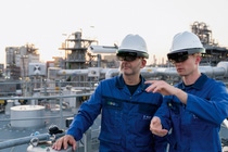 In einer Anlage für Zwischenprodukte am Standort Ludwigshafen kommen moderne HoloLens®-Brillen zum Einsatz, um Anlagenänderungen kosteneffizient zu planen und durchzuführen. Andreas Ernst (links), Assistant Asset Manager, und Felix Volkmann (rechts), Asset Manager, sehen in der Brille ein digitales 3D-Modell der Anlage eingeblendet, das sich über ihr reales Sichtfeld legt. So überprüfen sie mit dem 3D-Modell geplante Anlagenänderungen, z.B. Rohrleitungsänderungen, direkt vor Ort in der Anlage. Sie sehen, ob sich alle Teile genau ineinanderfügen oder noch Anpassungsbedarf besteht. Die Anlage für Zwischenprodukte stellt in 16 Teilanlagen ein breites Portfolio von ca. 50 Zwischenprodukten, wie zum Beispiel Amine oder Diole her. Kunden von BASF benötigen diese zum Beispiel für die Herstellung von Lacken für die Automobilindustrie, Medikamenten oder Pflanzenschutzmitteln. In einer Anlage für Zwischenprodukte am Standort Ludwigshafen kommen moderne HoloLens®-Brillen zum Einsatz, um Anlagenänderungen kosteneffizient zu planen und durchzuführen. Andreas Ernst (links), Assistant Asset Manager, und Felix Volkmann (rechts), Asset Manager, sehen in der Brille ein digitales 3D-Modell der Anlage eingeblendet, das sich über ihr reales Sichtfeld legt. So überprüfen sie mit dem 3D-Modell geplante Anlagenänderungen, z.B. Rohrleitungsänderungen, direkt vor Ort in der Anlage. Sie sehen, ob sich alle Teile genau ineinanderfügen oder noch Anpassungsbedarf besteht. Die Anlage für Zwischenprodukte stellt in 16 Teilanlagen ein breites Portfolio von ca. 50 Zwischenprodukten, wie zum Beispiel Amine oder Diole her. Kunden von BASF benötigen diese zum Beispiel für die Herstellung von Lacken für die Automobilindustrie, Medikamenten oder Pflanzenschutzmitteln.