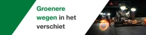 Wegenbouw ’s avonds in het donker, met arbeiders en machines. Een lichtwerveling zweeft over de scène. De tekst luidt: "Groenere wegen in de toekomst."